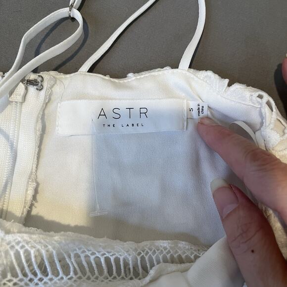 ASTR The Label V-Neck Sleeveless Bodycon White Lace Floral Dress Size small - Picture 12 of 14